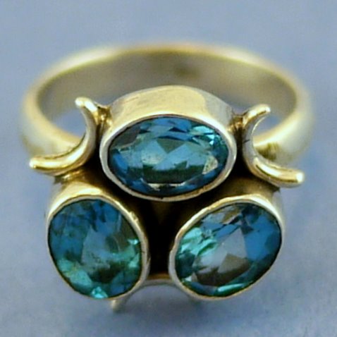 индийское серебряное кольцо с топазом с символом триединство