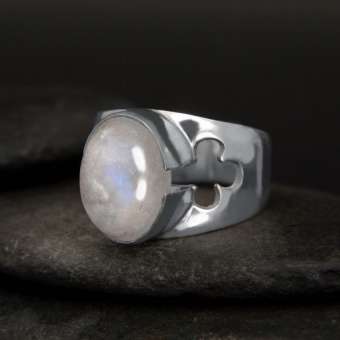 Кольцо с лунным камнем "Трефовая королева"