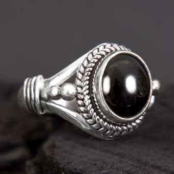 Кольцо с черным ониксом "Богиня Кумари"