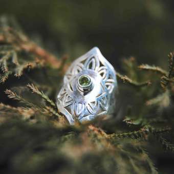 Кольцо с хризолитом "Звезда востока"