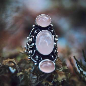 Серебряный перстень с розовым кварцем "Шридеви"