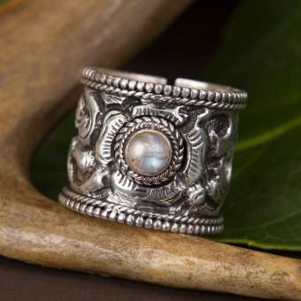 Тибетское кольцо с лунным камнем "Лхаса"
